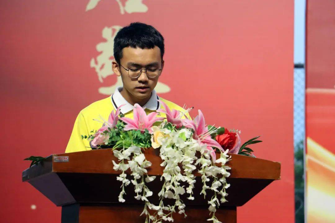 02 学生代表发言▲高中部"先进班集体"▲常务副校长刘汉波校长宣读