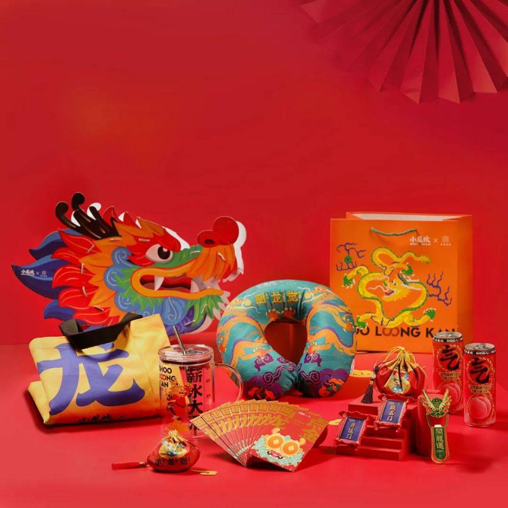 而在菜品和餐具方面,也有"龙生九子"与"九龙壁"结合的特色菜式,龙元素