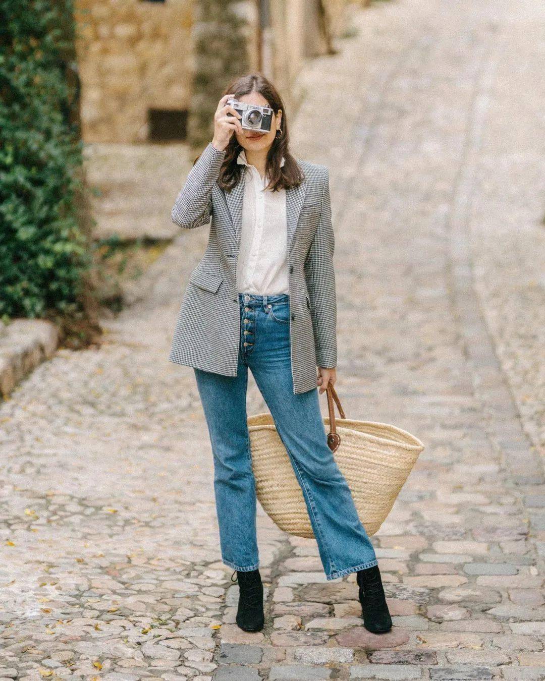 别看白衬衫简约,它可以通过面料,剪裁的变换呈现出不同风格状态,并且