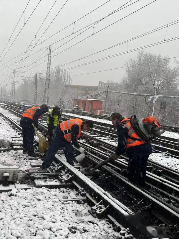 中铁十五局各项目勇战寒潮_除雪_人员_道岔