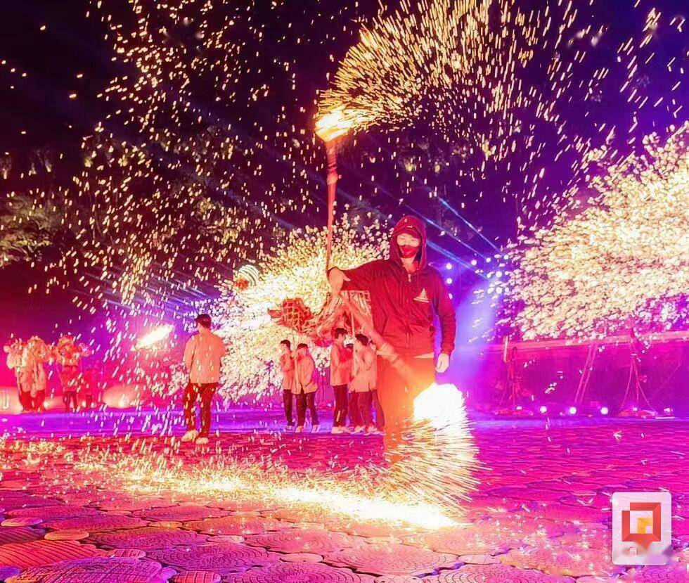 釜溪河畔 火龙铁花秀里的杂技火流星_表演_李轶_自贡