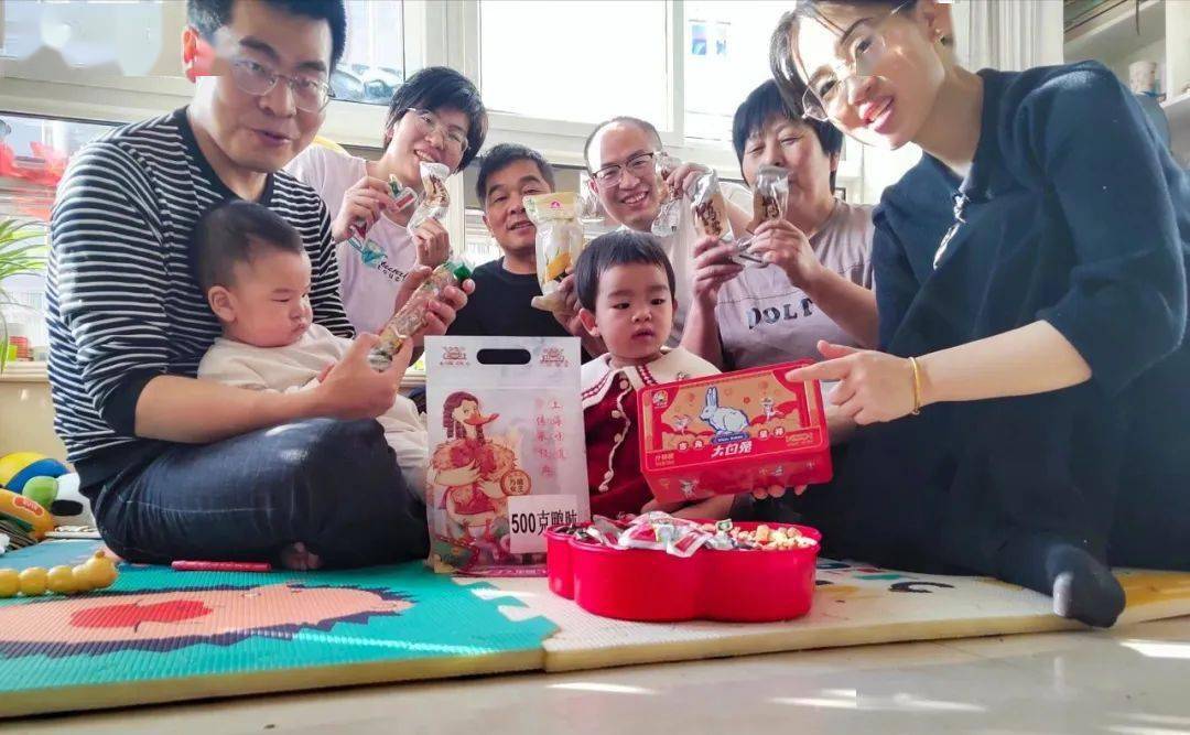 有弟妹最爱的鸭脖,还有小侄女最爱的大白兔奶糖……光明年货也成为我