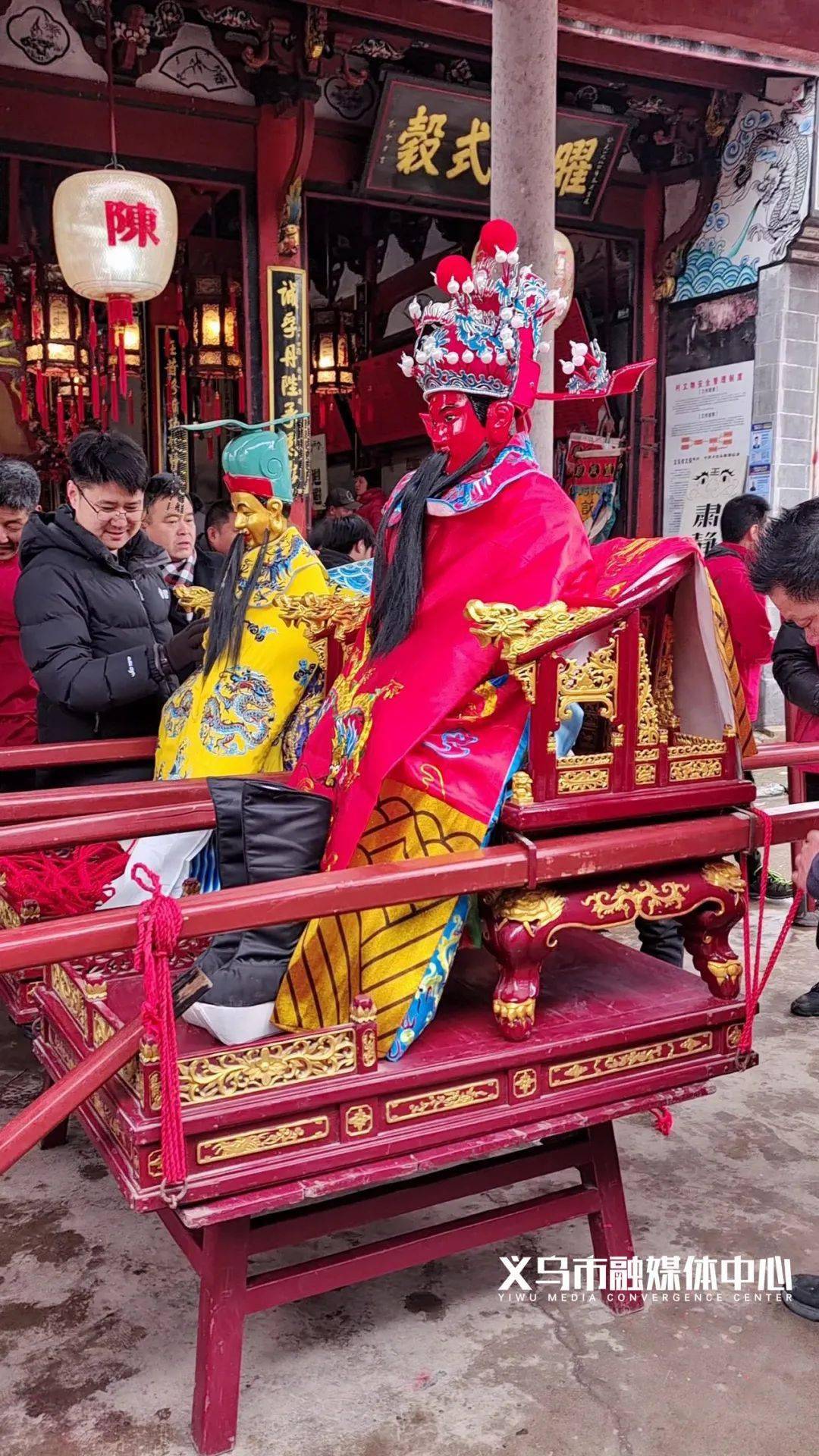 大陈一村也在做戏啦记者得到消息这不不少村迎龙灯,做戏