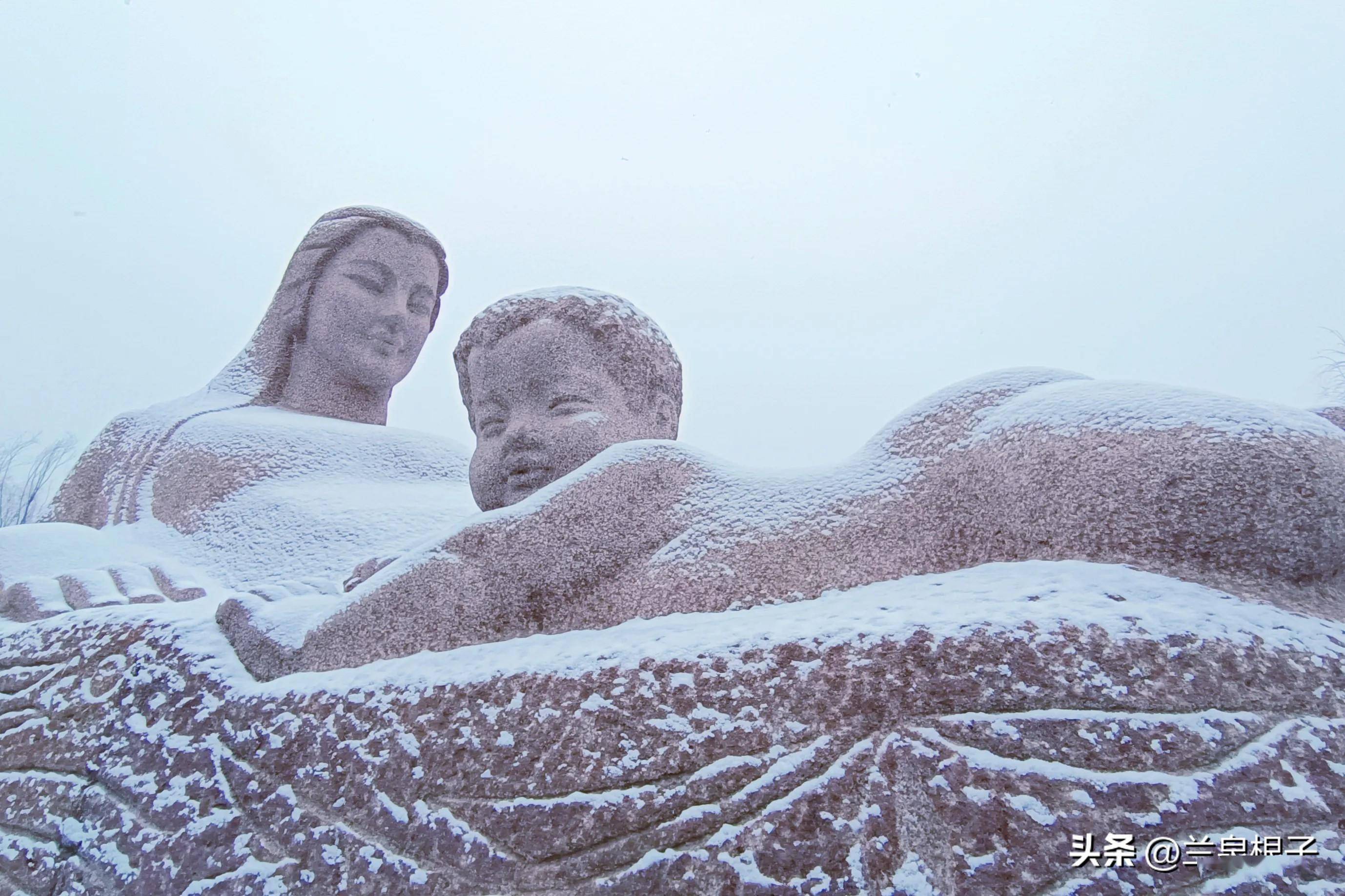 雪中的黄河母亲雕像别有一番韵味,雪花纷纷扬扬地飘落,给雕像披上了一