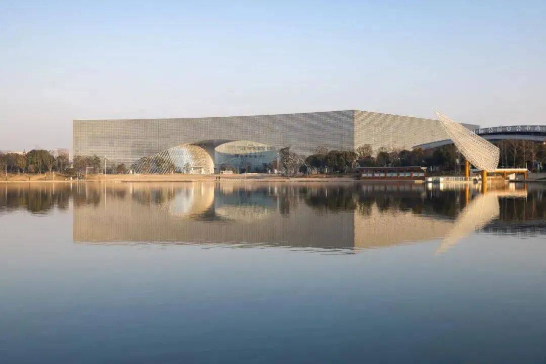 中国扬州运河大剧院位于扬州西区新城核心明月湖北岸,由同济大学建筑