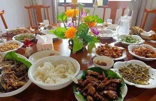 几个山西人在北京下饭馆,坐定之后,还没有点菜,先把醋瓶子拿过来,每人