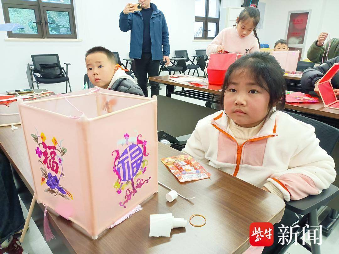 制作花灯,猜灯谜,做游戏!