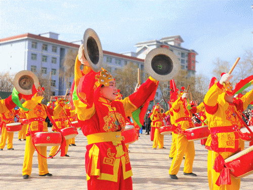 猜灯谜;到和静东归生态公园看烟花;在轮台金钥匙广场看传统打铁花