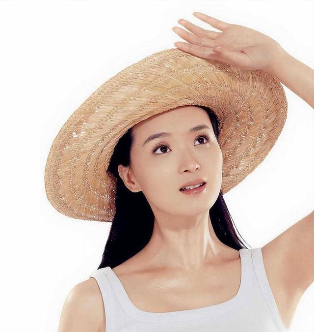 导语:近日,资深演员王艳接受媒体采访,详细讲述了她的豪门生活,并分享