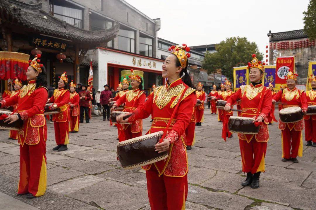 舞龙时,一人手拿"宝珠",在龙头前领舞,表现龙抢宝珠.