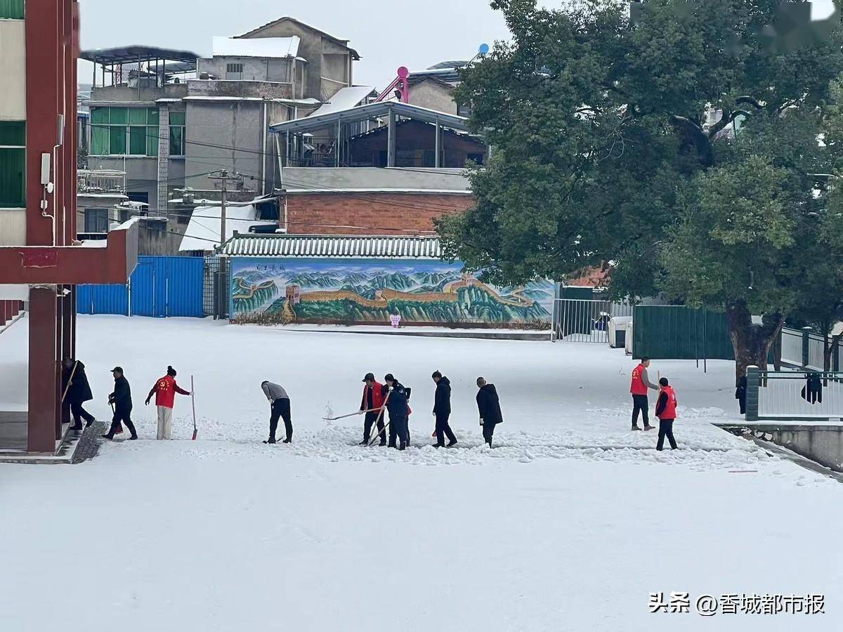 铲雪除冰宣传报道图片