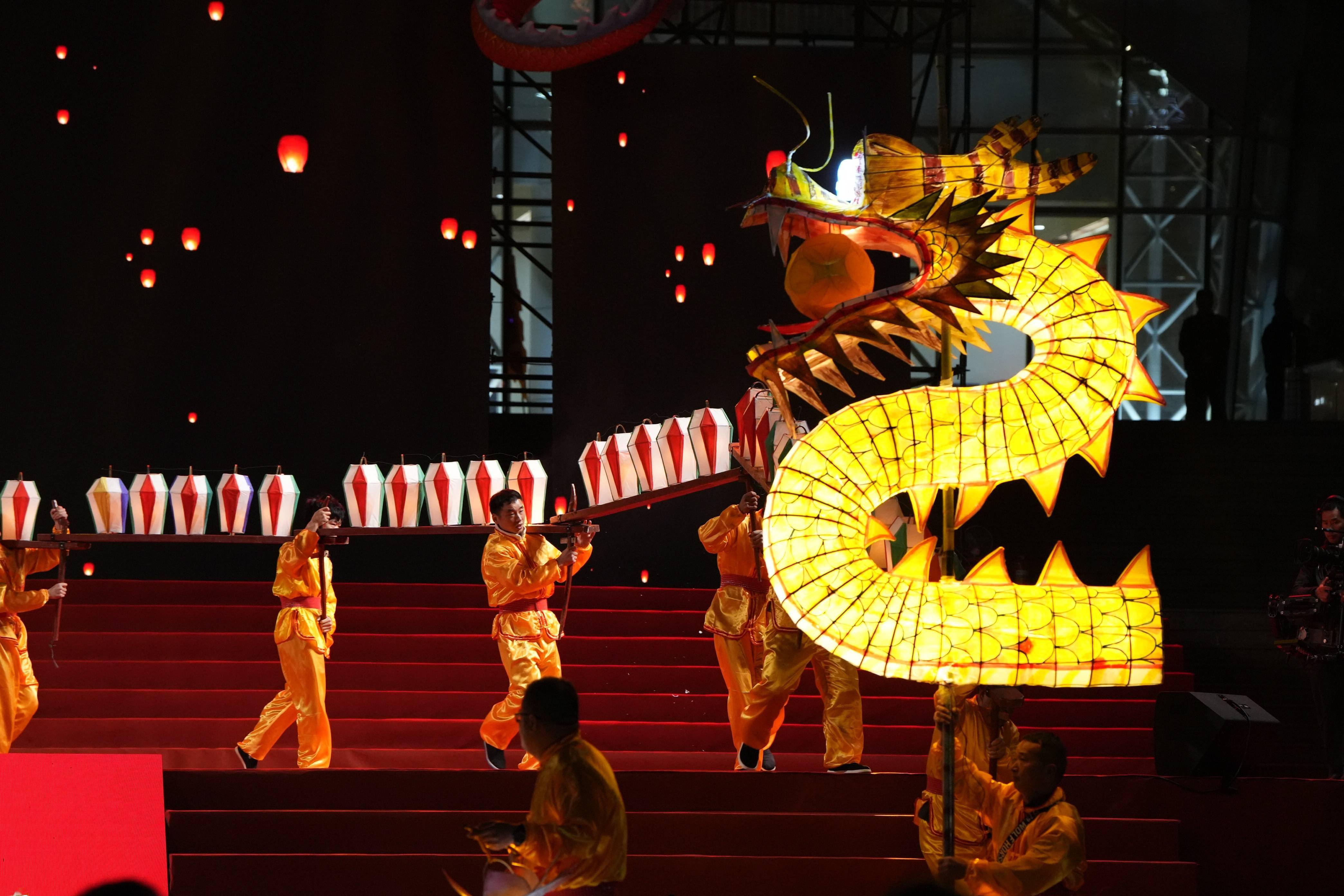 舞龙高手集结!惠州上演"一夜鱼龙舞"中国式浪漫_项目_展演_广东省