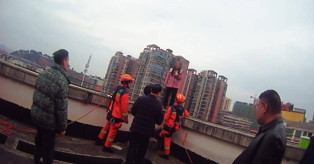 女网红欲跳楼轻生!原因引人深思_女子_情绪_救援