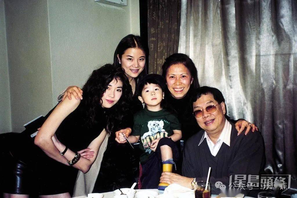 55岁黎明旧爱回港探亲,抱孙女被误认是女儿,已移居杭州领身份证