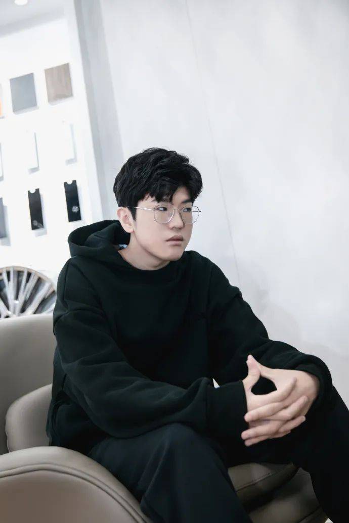 据公开资料显示,edg_jiejie,本名赵礼杰,曾获得杭州第19届亚运会英雄