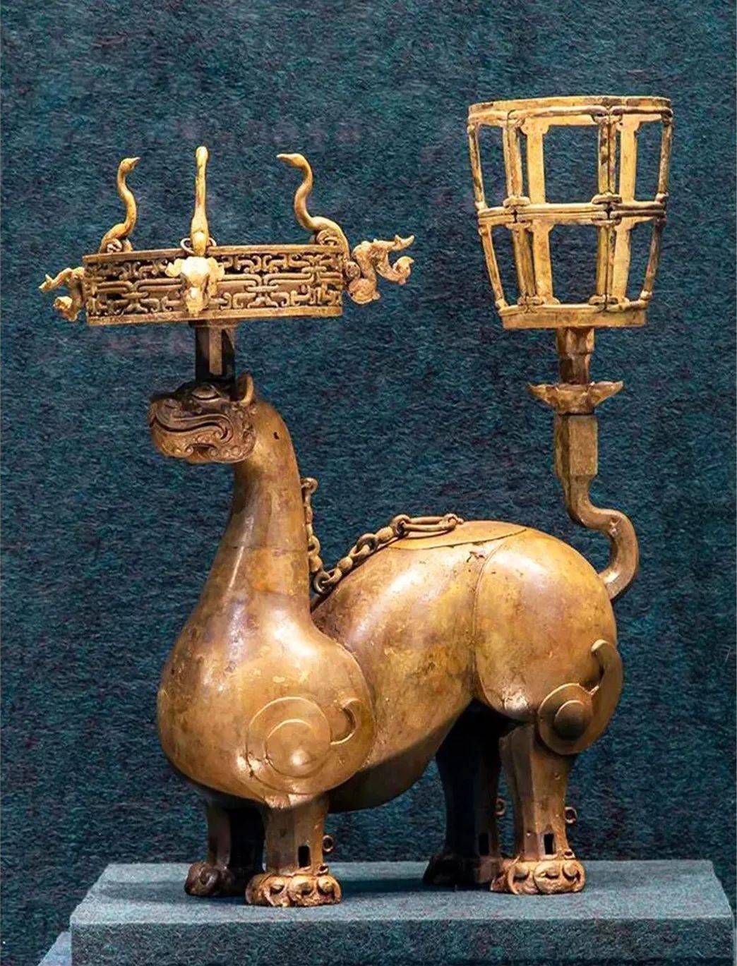 "(西汉)羽纹铜凤灯 广西壮族自治区博物馆"海鸟跟鱼相爱只是一场意外