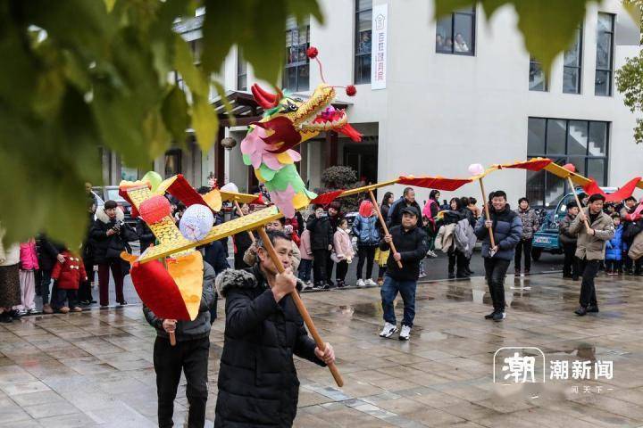 2月23日,在浙江省湖州市德清县雷甸镇杨墩村文化礼堂,村民们在表演舞