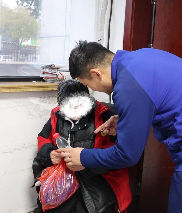 一名老人前来求助湖州市织里消防救援大队门口2月20日上