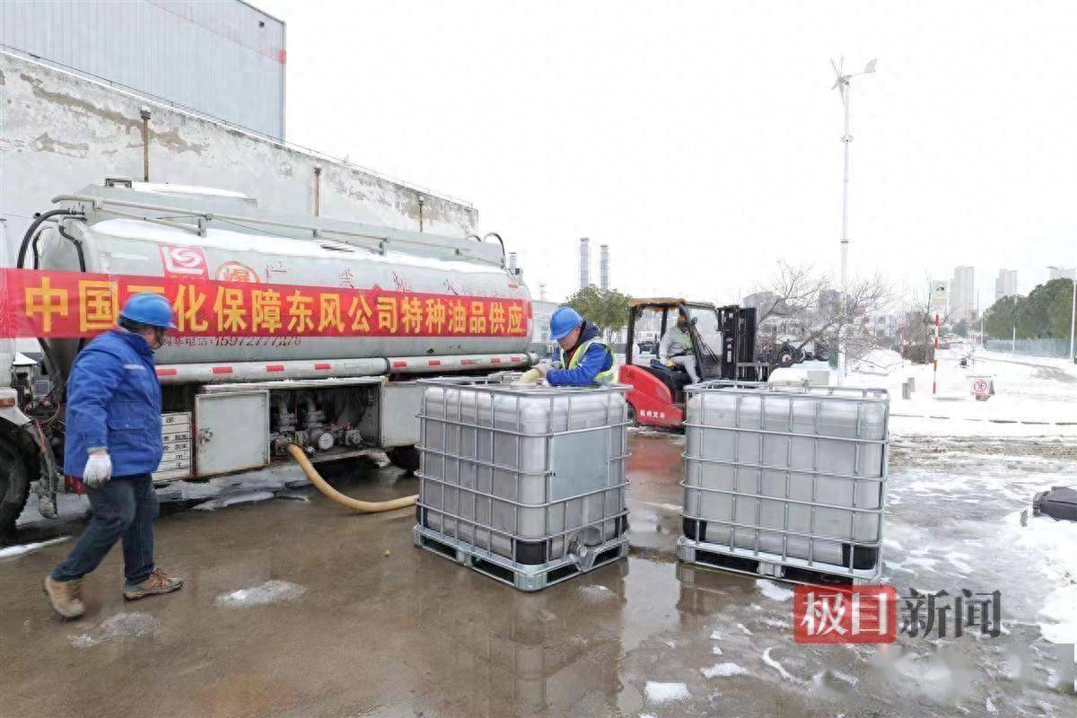 绕行30余公里,一路铲雪前进,中国石化为出口车辆送去特种柴油_配送