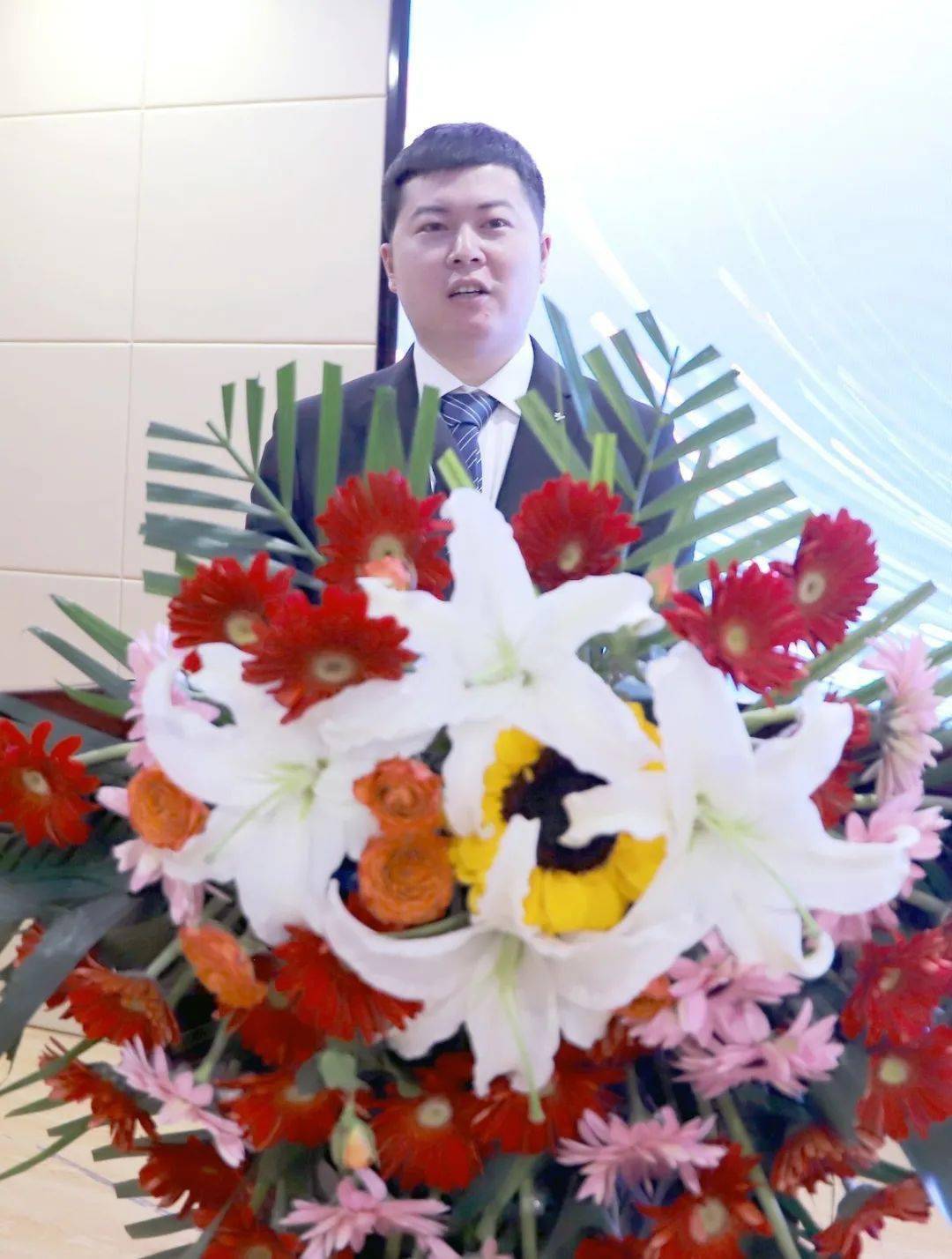 种植医生闫伟正畸医生廉德庆员工代表们作了发言,他们谈了自己的工作
