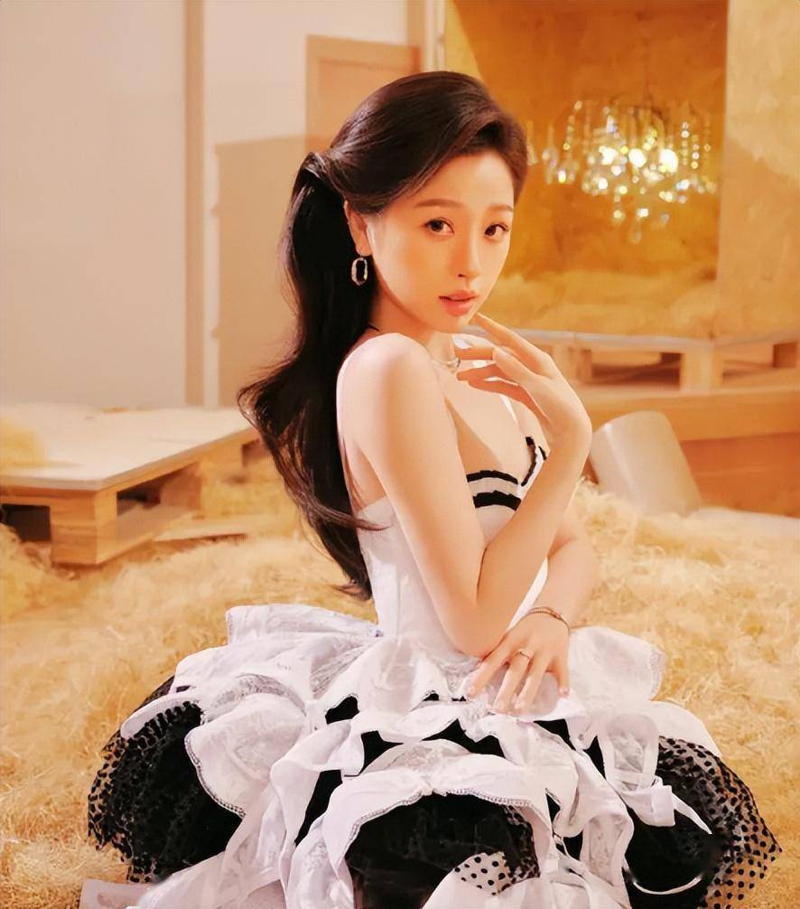 我们说下艺人虞书欣这个小姐姐吧,最近她上演了一把唯美那种写真照片