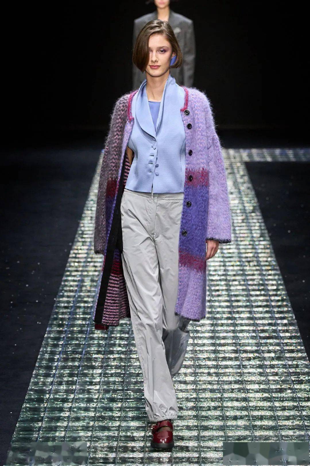 阿玛尼女郎雪中起舞太美 | emporio armani 2024秋冬女装系列演绎夜空