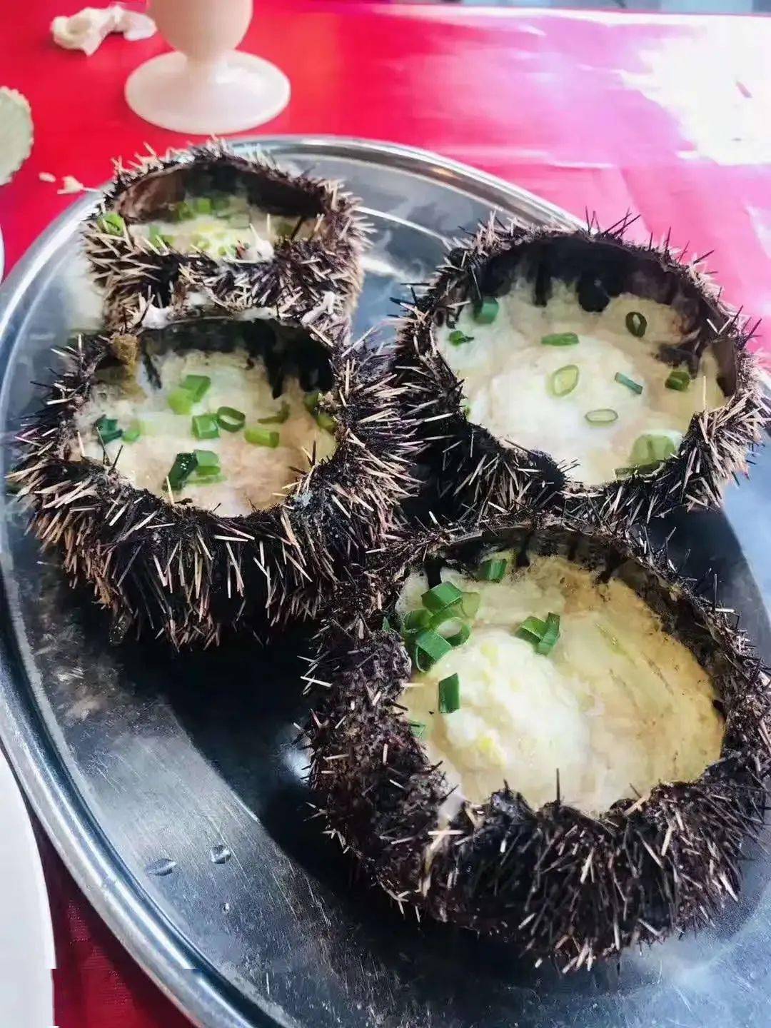 这里海鲜价格低廉可以和渔民讨价还价,不用客气尽量往低价砍.