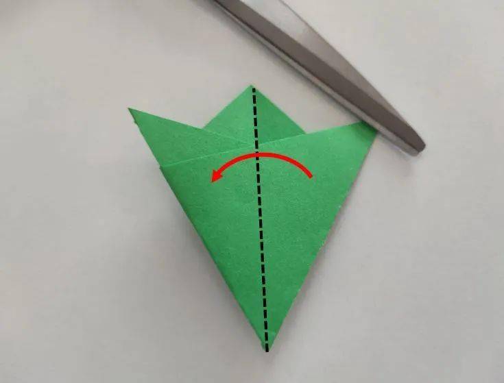 2将正方形折纸沿对角线对折.折出中缝,以方便后面的步骤.