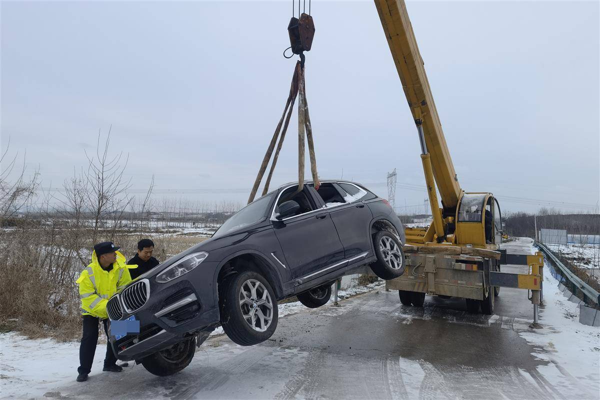 雪天轿车滑至深沟被困,警民合力救援助脱险
