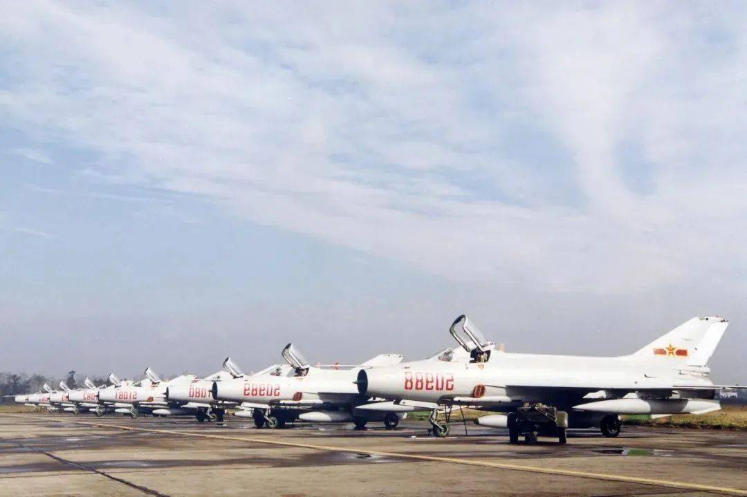 1993年,歼7e飞机开始交付部队06歼教7歼7飞机家族中另一个重要成员