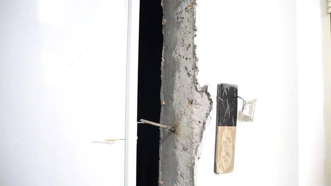 【电梯装跑偏?】空隙太大了吧 手也能伸进去_倪经理_门框_女士