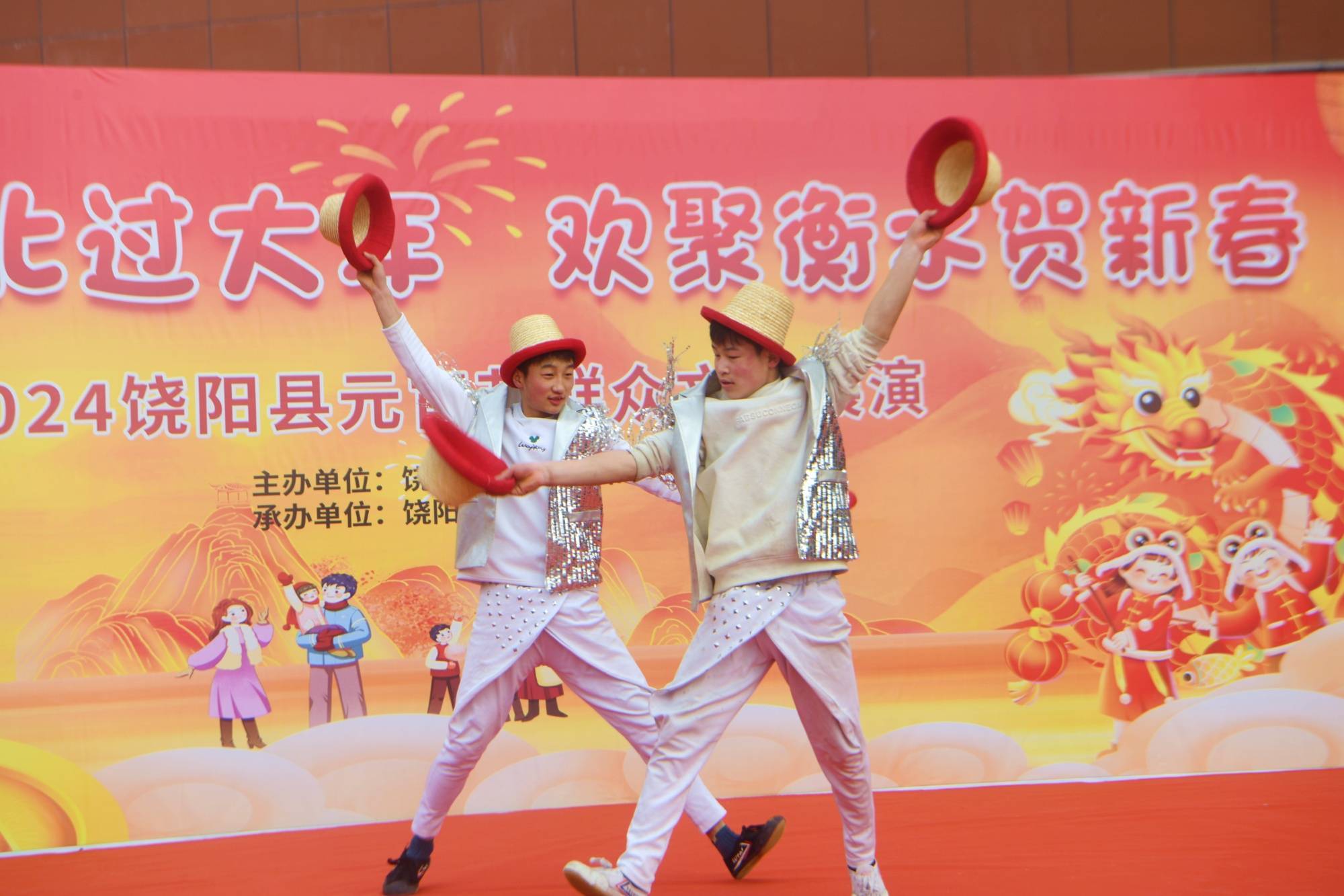 伴随着悠悠雅乐,有序地从古城东门出发,沿城墙在古城内巡游,大批游客