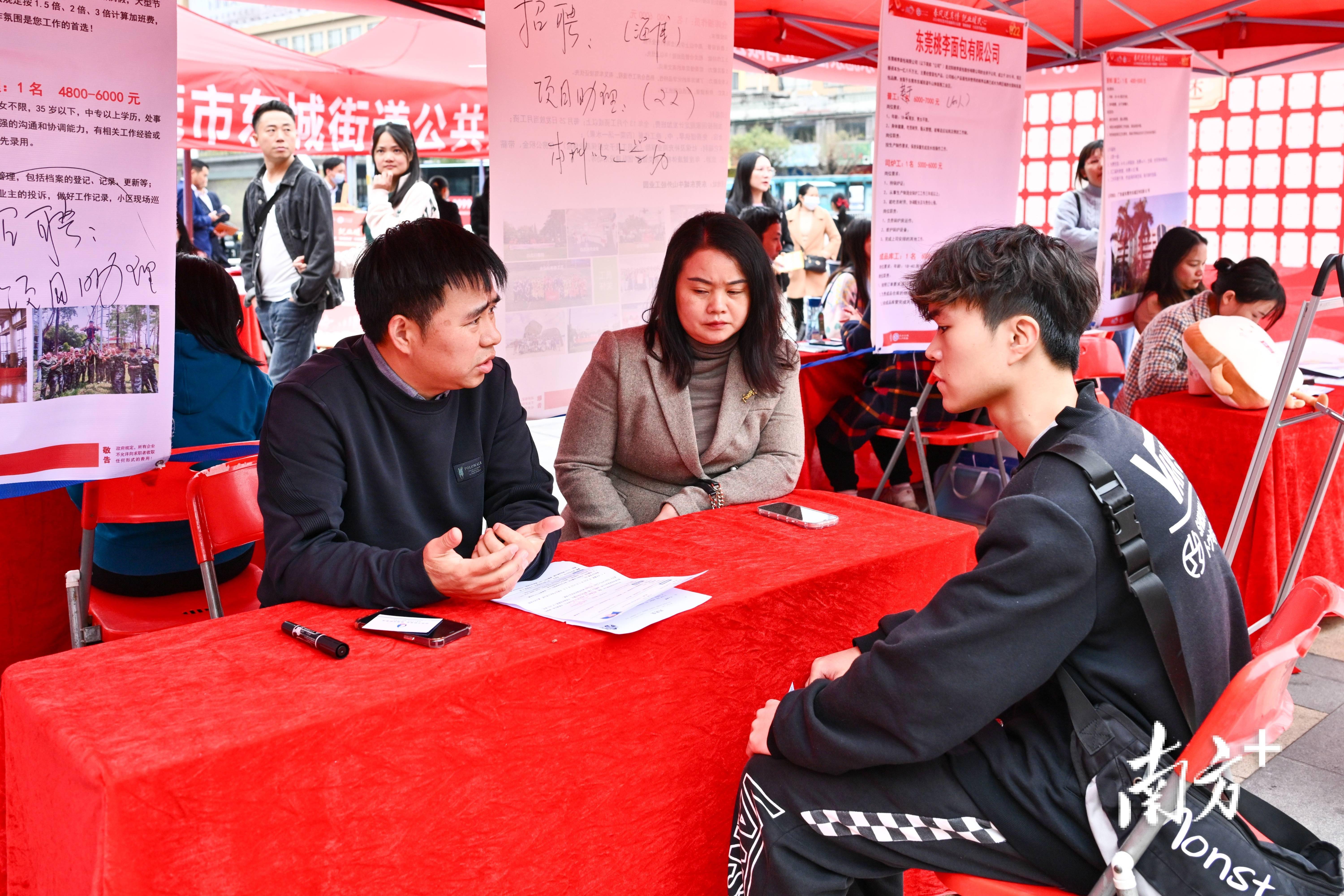 "春风行动"招聘会元宵进商圈,订单回暖莞企补员需求大_就业_东莞_求职