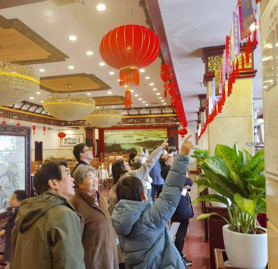 2月24日,楼外楼举办了"其乐龙龙61喜闹元宵"猜灯谜活动.