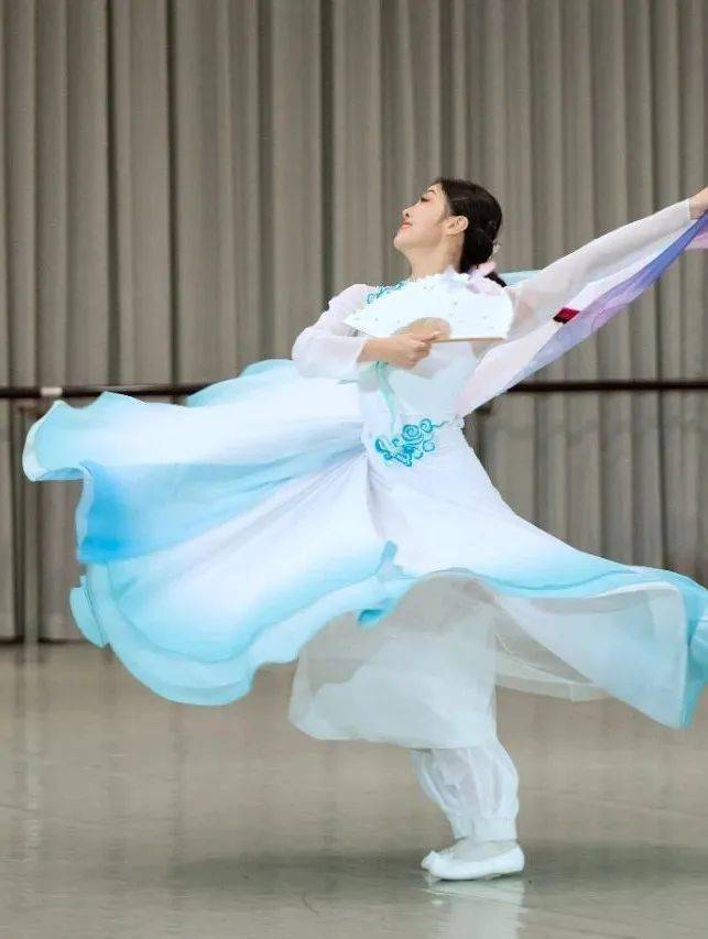 上海歌舞团舞蹈演员部2024-2025年度业务考核,由副团长朱洁静主持