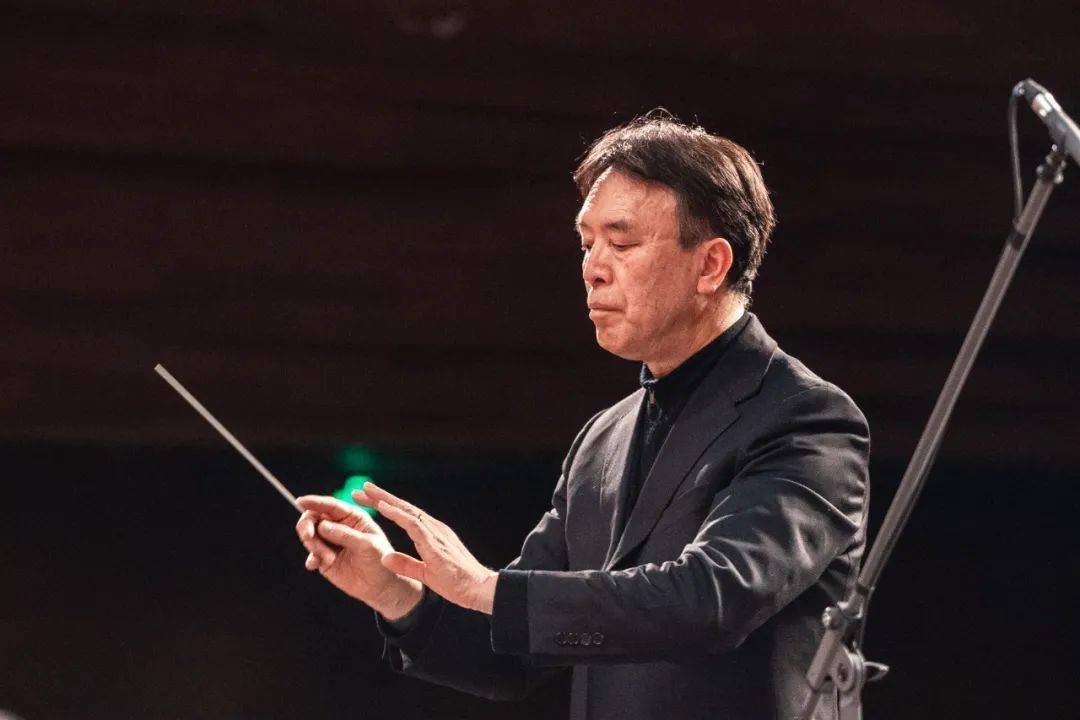 无锡交响乐团与指挥家蔡金冬,二胡演奏家邓建栋,琵琶演奏家吴玉霞合作