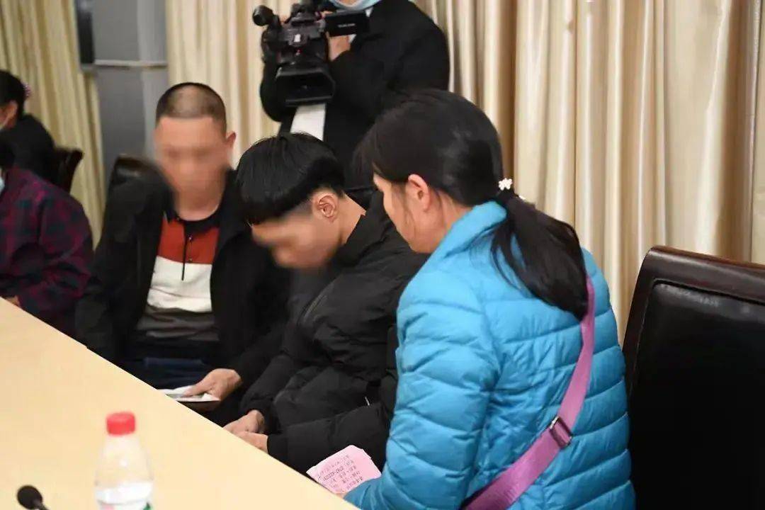 认亲现场令人泪潸…_阿年_儿子_夫妇