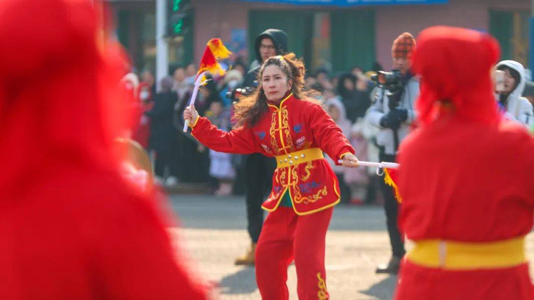 威风锣鼓队有位"灵魂女指挥"~_艾力米_努尔·阿_小营盘镇