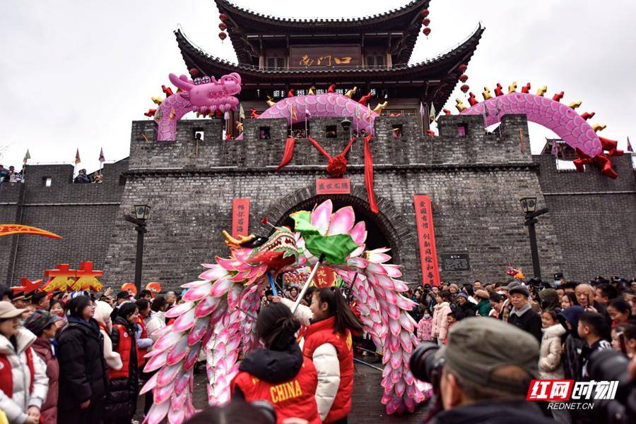 张家界元宵节巡游活动开启.