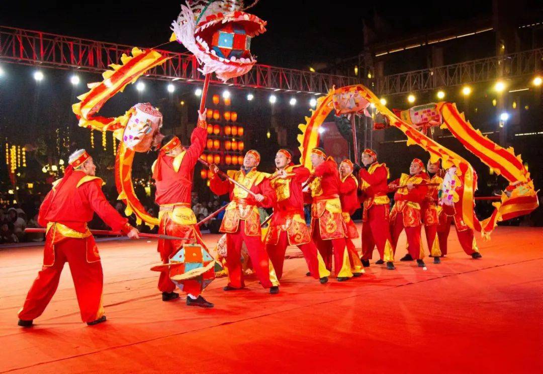 在吉安县吉州窑景区,一条东园龙腾空而起,跟着绣球做各种动作,不断地