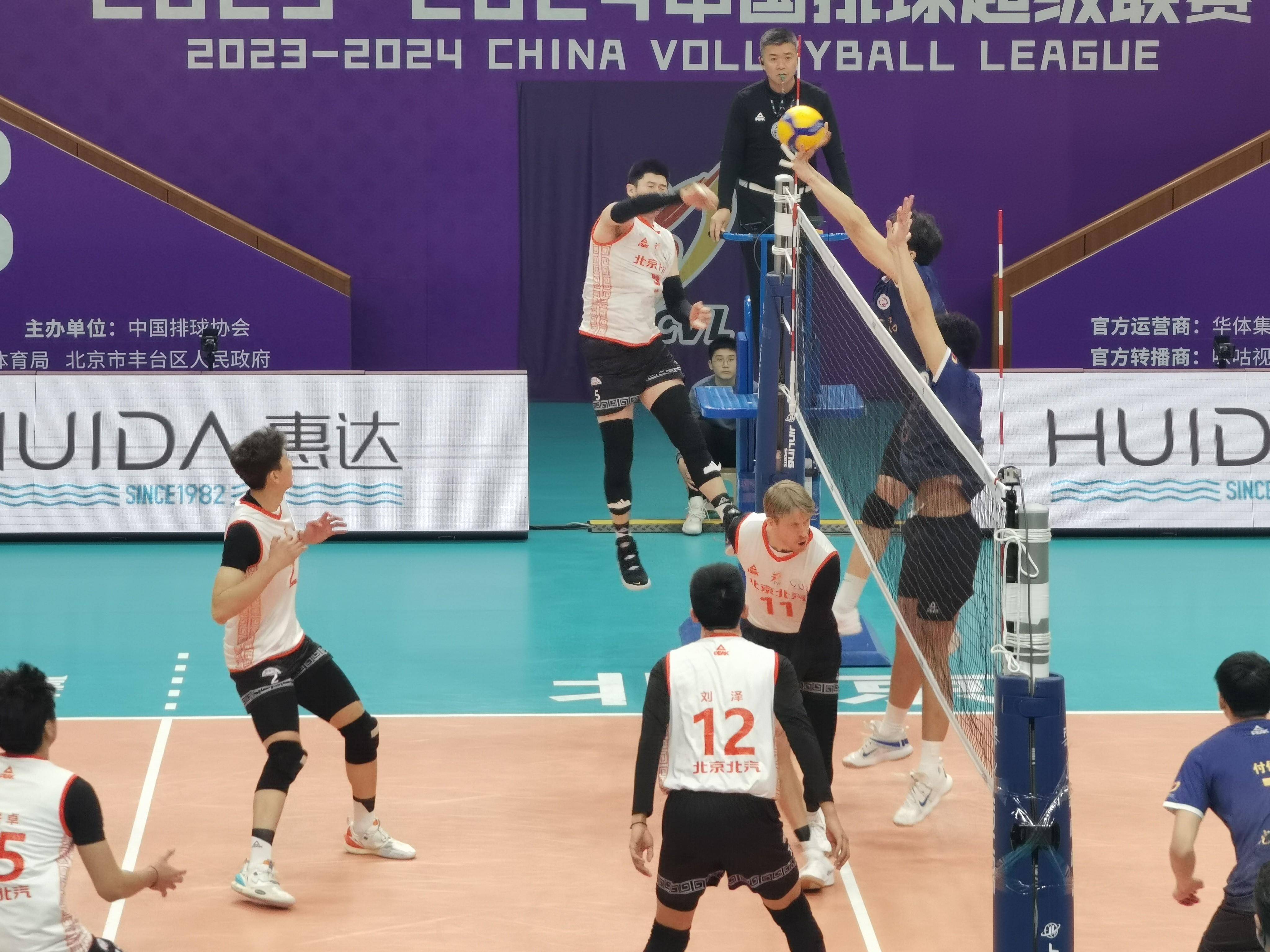 北汽男排3比1力克老对手上海队_主攻_胡朕卓_开局