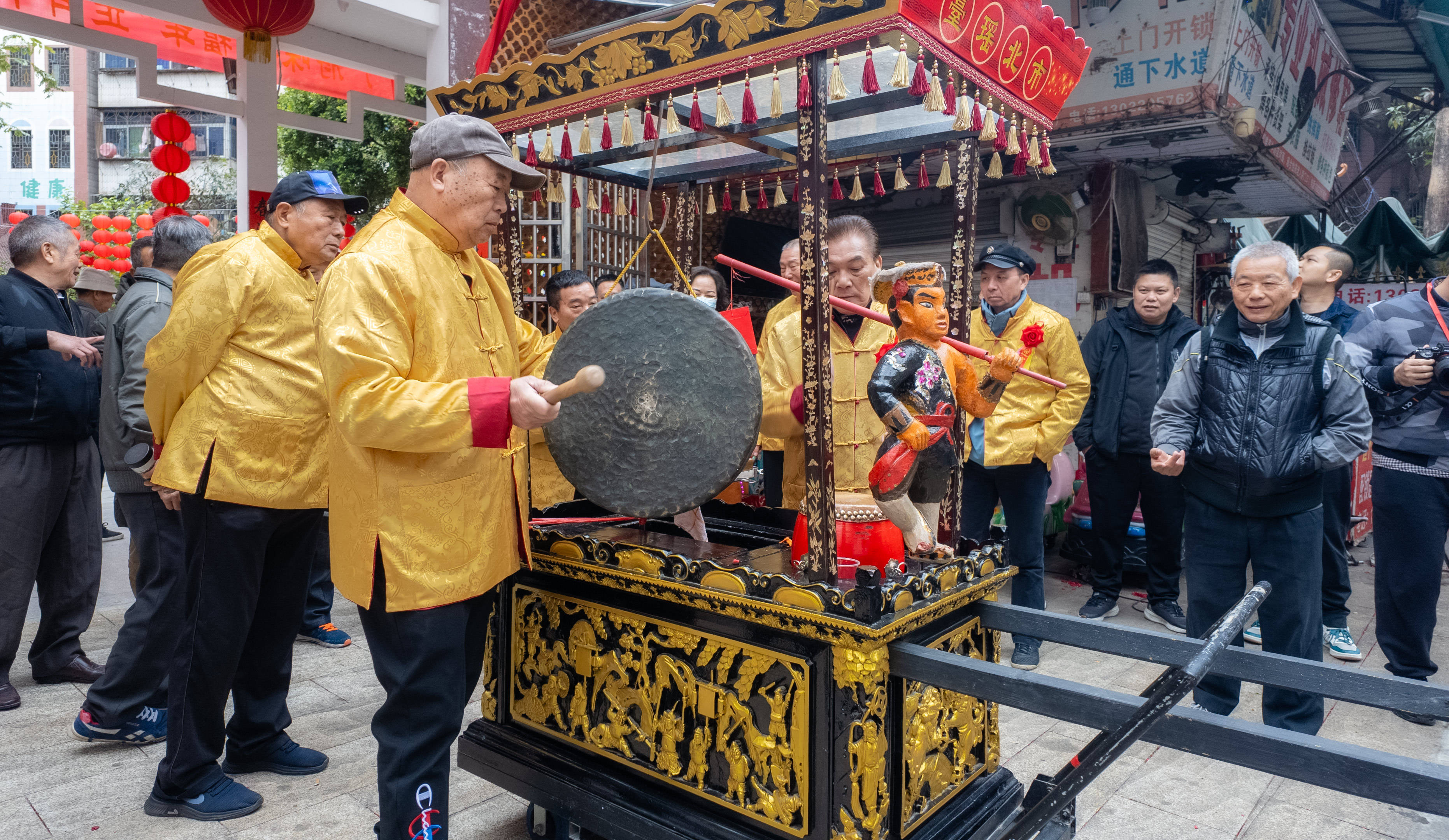 据村里老人介绍,瑶台村的八音锣鼓柜已有百年历史,且主体的四根柱子
