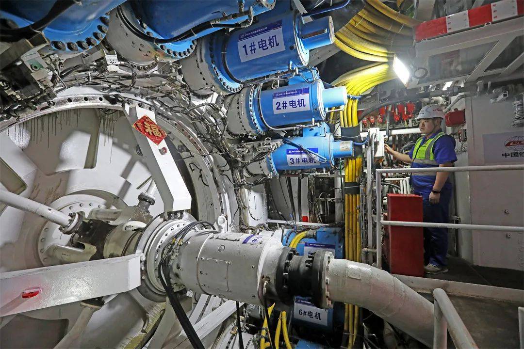 中铁十四局的技术工人正在盾构机前端巡查