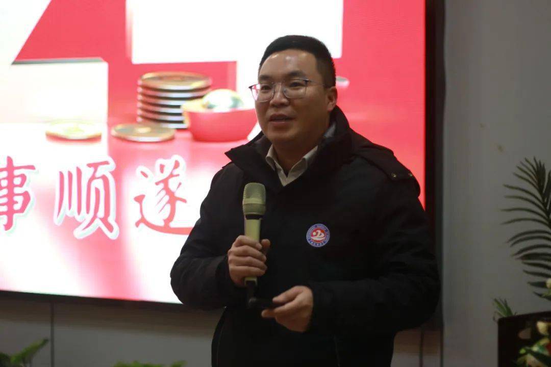 会上,景弘中学校党委副书记,校长邓春林以《明目标清思路提质量,团结