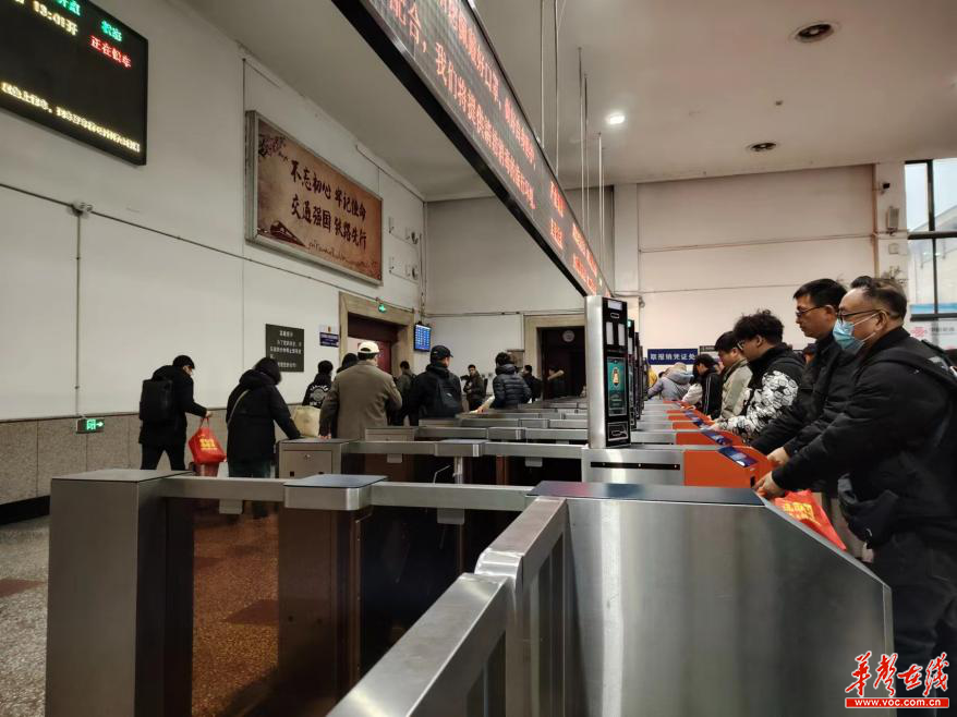 "长沙-深圳东"联通爱心专列开行_服务_车站_候车室