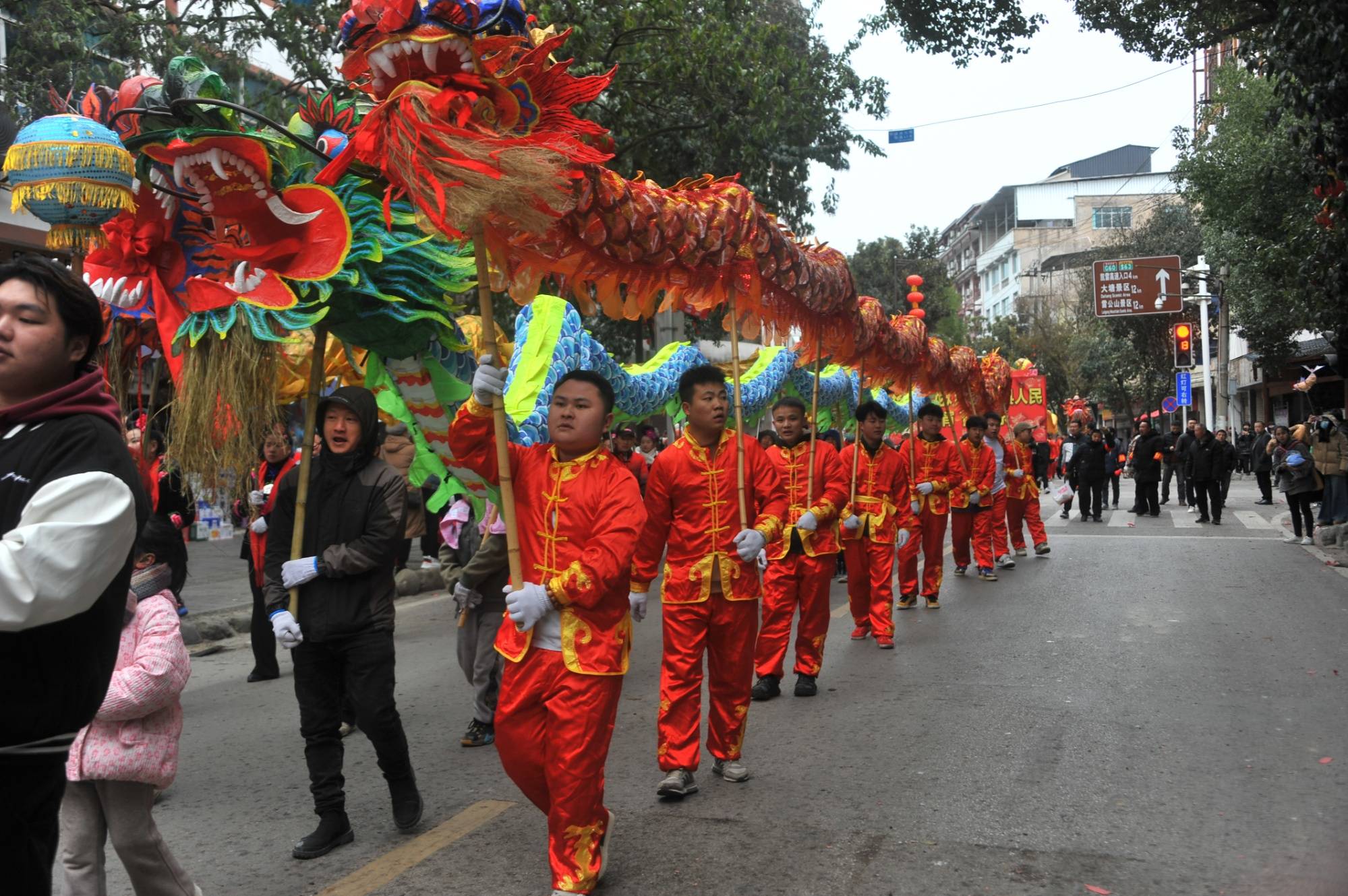 贵州雷山:龙灯花灯联袂打造"热腾腾"元宵民俗大餐_表演_队伍_观众