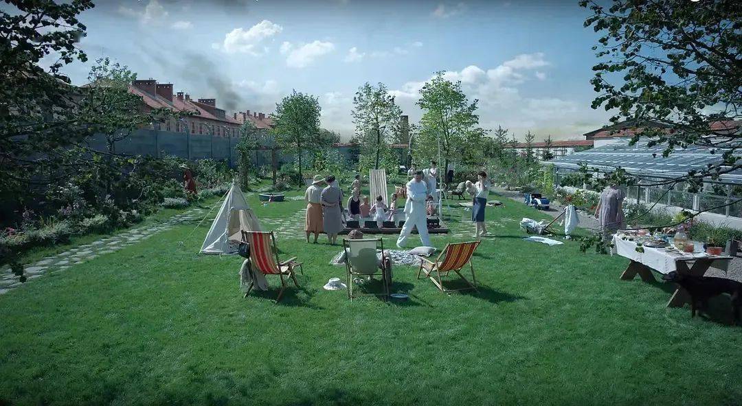 屋外大片绿油油的草地上,有温室和花园,还有一个别致的游泳池.