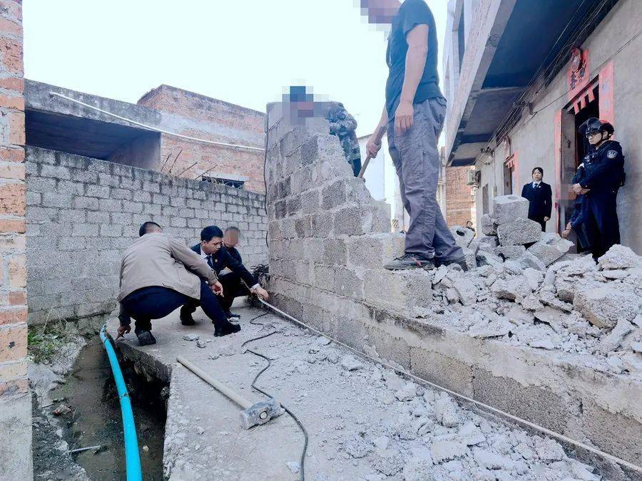 "阿哥,能不能把围墙拆了啊,现在三马车都开不过了,水稻熟了拉不回家