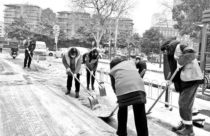 党员冬训聚合力,扫雪除冰保畅通_社区_中央门街道_居民