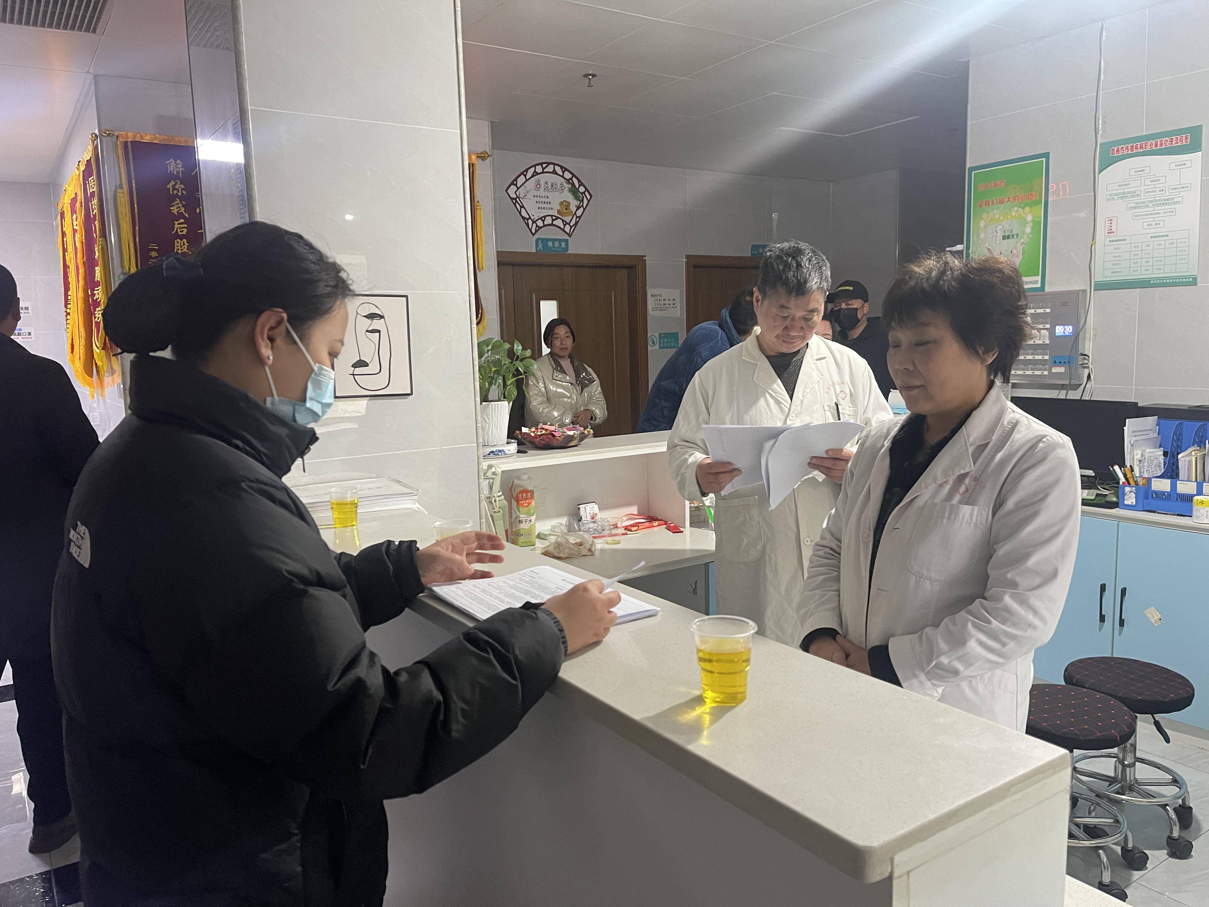 源汇区卫生健康委工作人员检查科室医疗质量安全管理情况_保障_群众